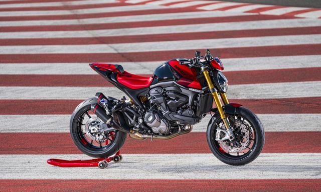 डुकाटी ने अपने सोशल मीडिया हैंडल पर अपनी आने वाली मोटरसाइकिल की झलक दिखाई है, जिसे बाज़ार में कुछ ही दिनों में लॉन्च किया जाएगा.