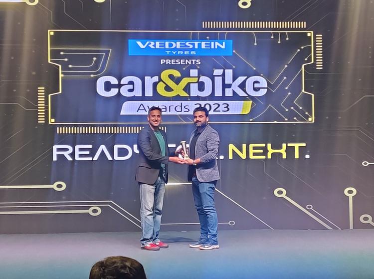 car&bike Awards 2023: Ola S1 Is The Electric Scooter Of The Year 
ओला एस1 ने टीवीएस आईक्यूब एस, Vida V1 Pro और ओकिनावा ओखी-90 से कड़ी प्रतिस्पर्धा का मुकाबला करते हुए सर्वश्रेष्ठ इलेक्ट्रिक स्कूटर का खिताब जीता.
