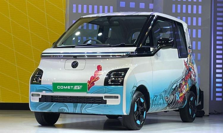 MG Comet EV Launched; Prices Start At Rs. 7.98 Lakh कार में 3-डोर लेआउट के साथ एक बॉक्सी टॉल बॉय डिज़ाइन है. कार के कैबिन में ट्विन-स्क्रीन सेटअप है, एक सेंट्रल कंसोल के लिए और दूसरा ड्राइवर के लिए डिस्प्ले दिया गया है.