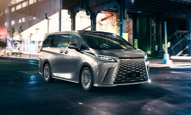 Actress Janhvi Kapoor Brings Home Lexus LM 350h Luxury MPV लेक्सस LM 350h लक्जरी एमपीवी 2.5-लीटर हाइब्रिड इंजन से लैस है. एमपीवी को 4 और 7 दो सीटिंग विकल्प के साथ पेश किया गया है.