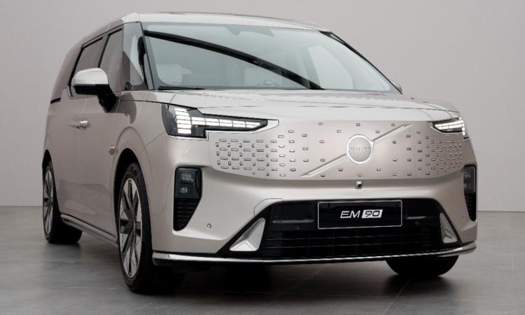 Volvo EM90 Electric MPV Makes Global Debut; Has 116 KWH Battery, Over 700 Km Range वॉल्वो की पहली एमपीवी पहले चीन जा रही है, लेकिन उम्मीद है कि यह दुनिया भर के अन्य बाजारों में भी पहुंचेगी.