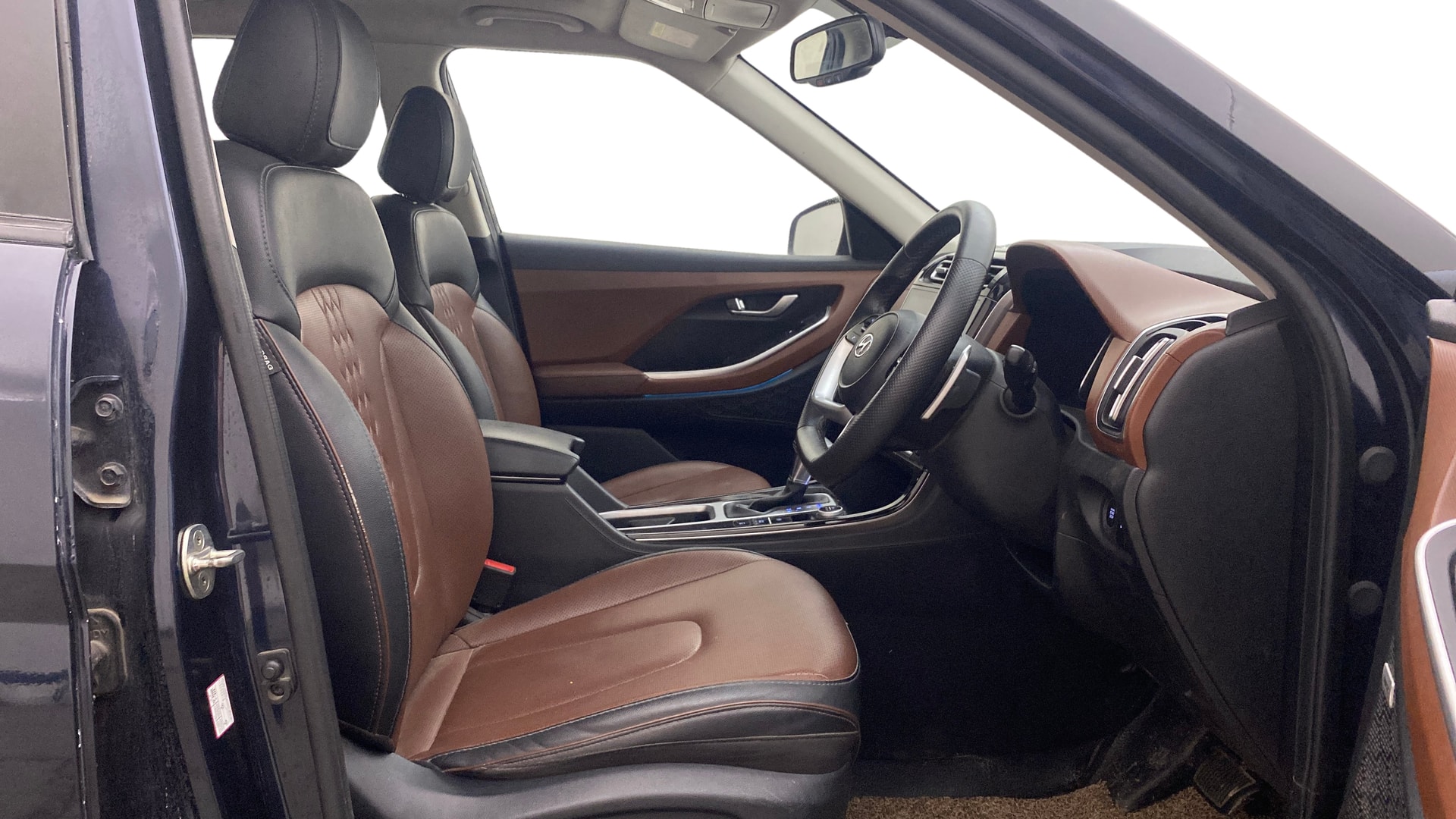 View 2022 Hyundai Alcazar Prestige 6 Seater MT Petrol Image 19 Used 2022 Hyundai Alcazar Prestige 6 Seater MT Petrol Image 19