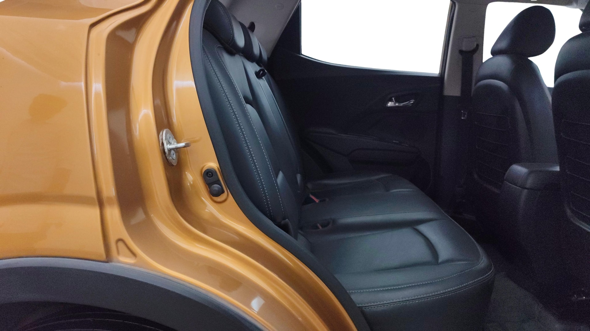 View 2025 Mahindra XUV300 W4 Petrol BS IV Image 30 Used 2025 Mahindra XUV300 W4 Petrol BS IV Image 30
