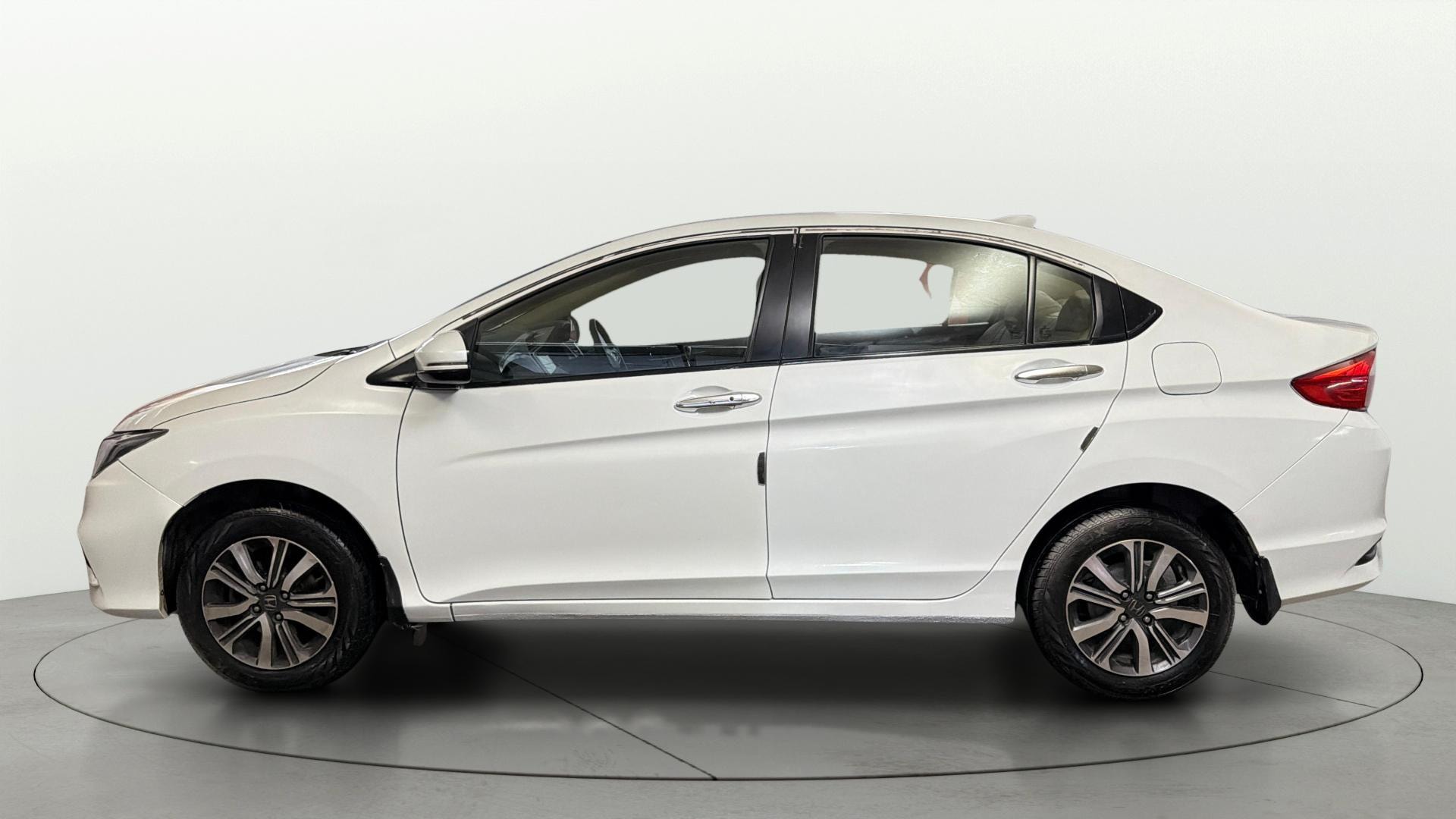 View 2023 Honda City ZX MT Diesel Anniversary Edition Image 6 Used 2023 Honda City ZX MT Diesel Anniversary Edition Image 6
