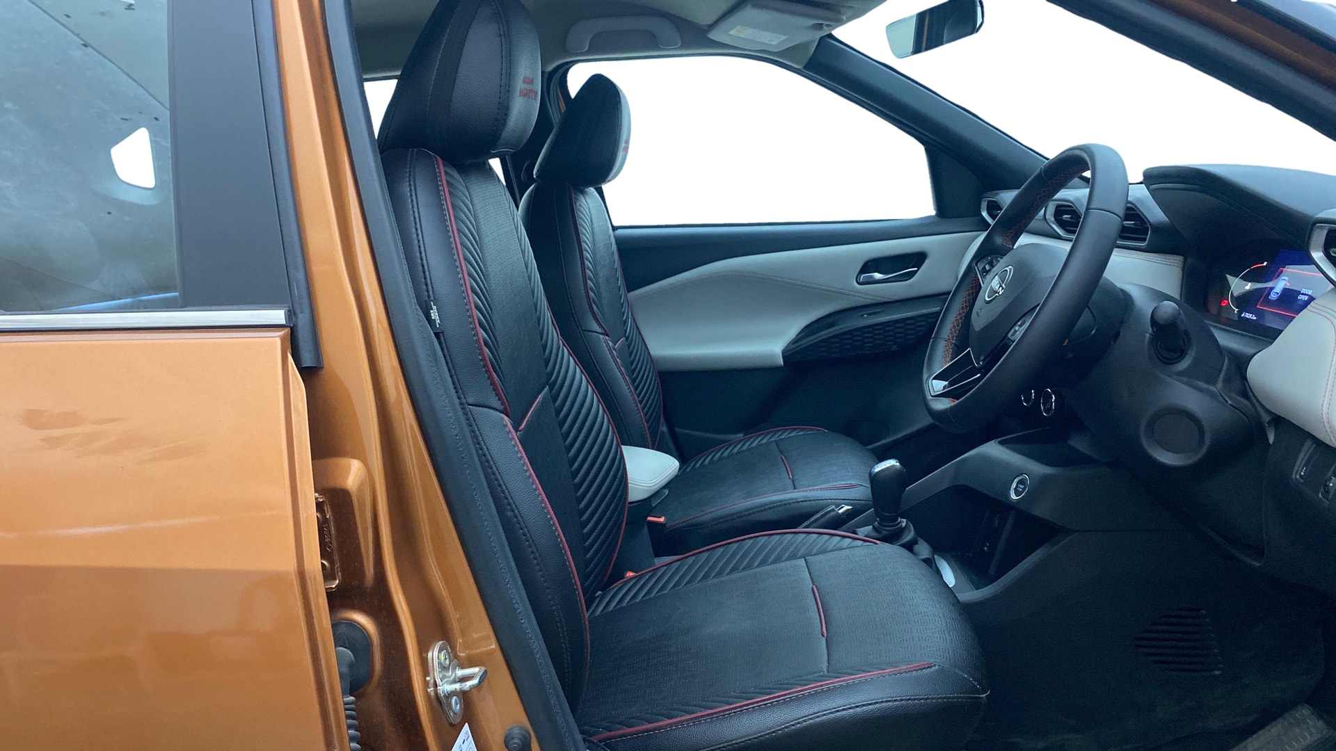 View 2025 Nissan Magnite Tekna B4D 1.0 Petrol AMT Image 27 Used 2025 Nissan Magnite Tekna B4D 1.0 Petrol AMT Image 27