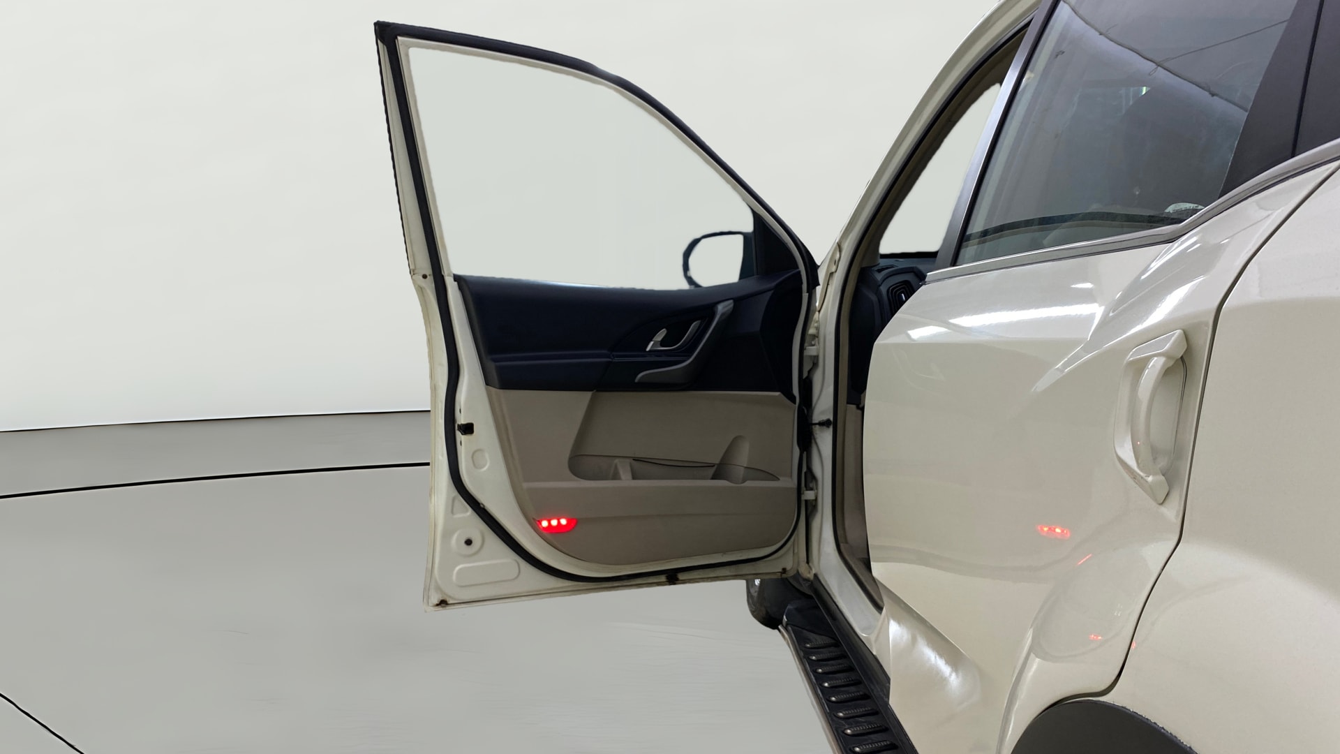 View 2015 Mahindra XUV500 W10 FWD Image 40 Used 2015 Mahindra XUV500 W10 FWD Image 40