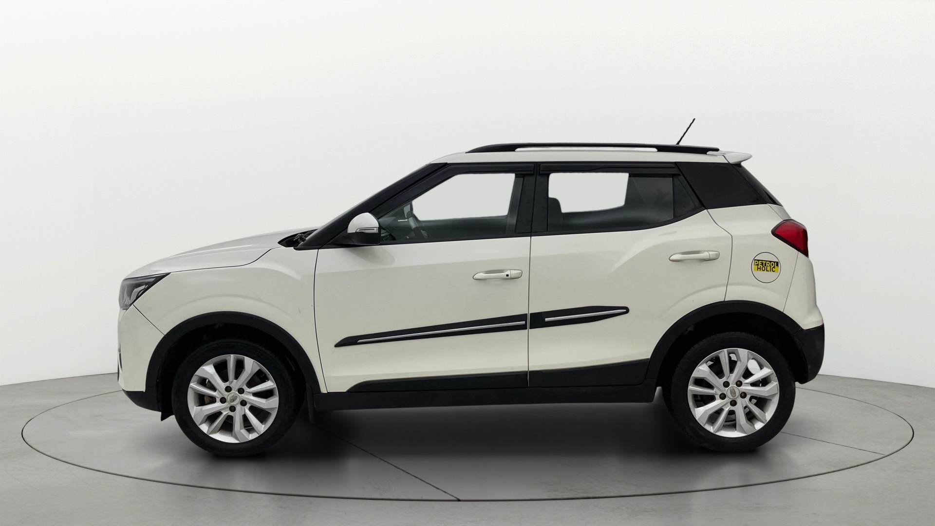 View 2021 Mahindra XUV300 W4 Petrol BS IV Image 6 Used 2021 Mahindra XUV300 W4 Petrol BS IV Image 6