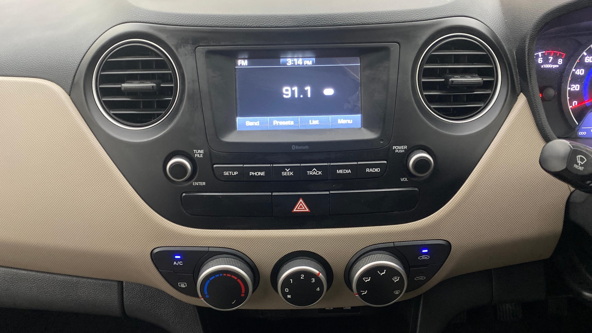 View 2017 Hyundai Grand i10 Sportz 1.2 Kappa Image 17 Used 2017 Hyundai Grand i10 Sportz 1.2 Kappa Image 17