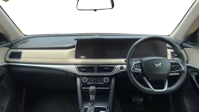 View Mahindra XUV700 Image 32 Used Mahindra XUV700 Image 32