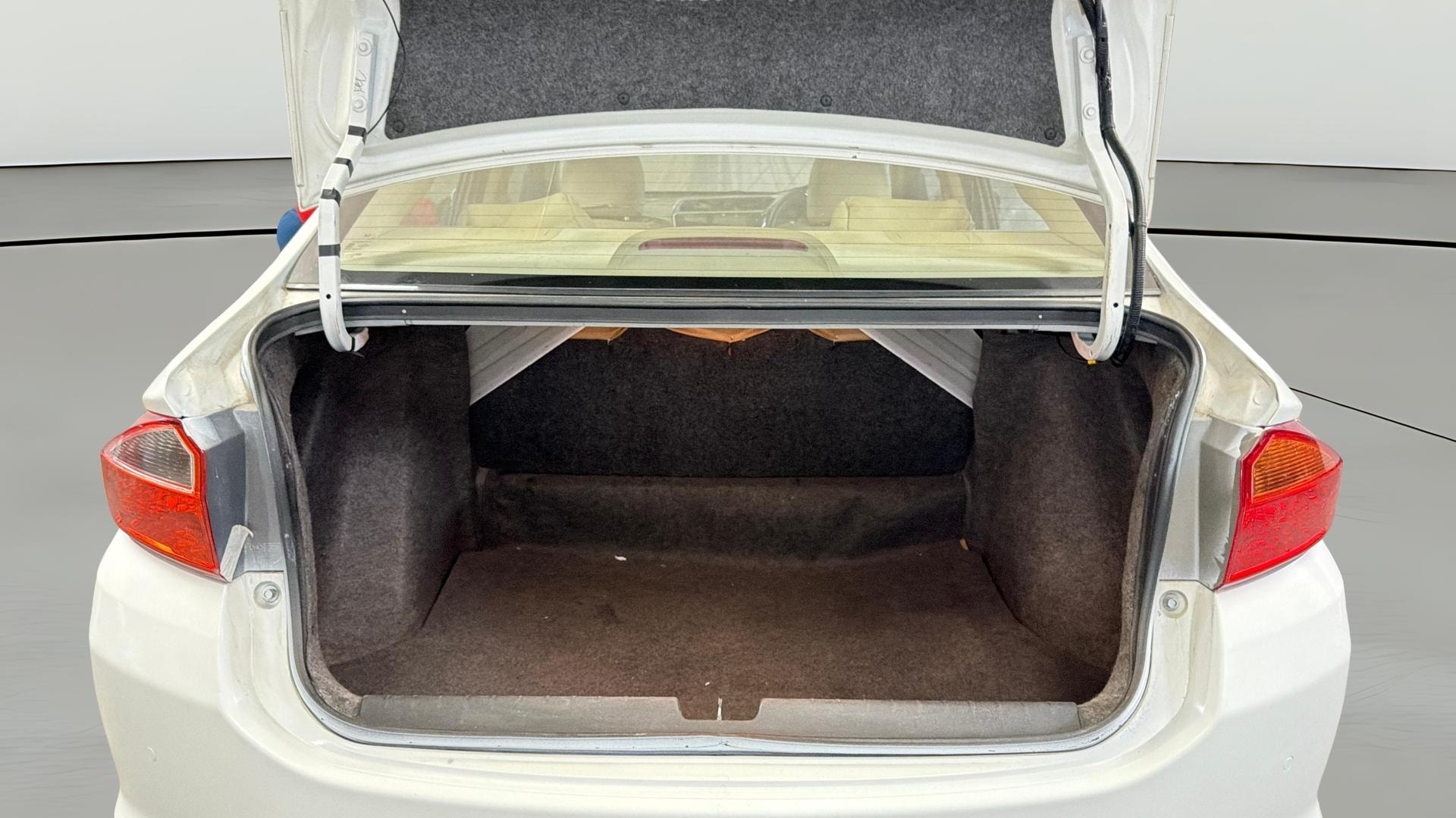 View 2023 Honda City ZX MT Diesel Anniversary Edition Image 39 Used 2023 Honda City ZX MT Diesel Anniversary Edition Image 39