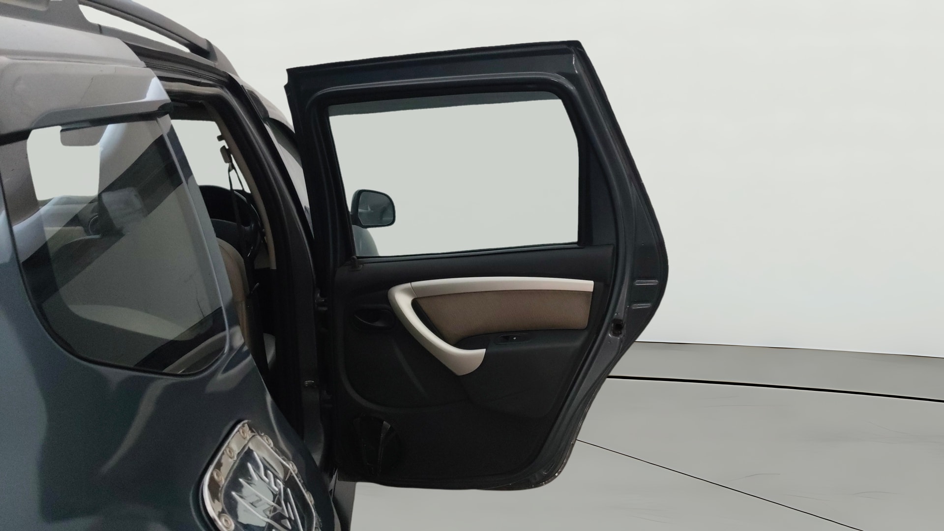 View 2014 Renault Duster Diesel 85PS 4x2 MT Image 7 Used 2014 Renault Duster Diesel 85PS 4x2 MT Image 7
