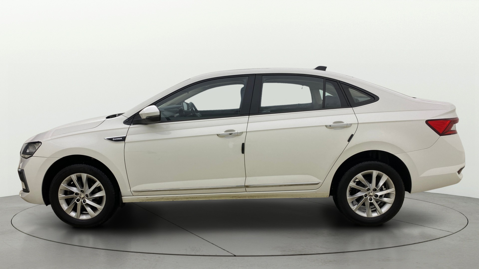 View 2023 Skoda Slavia Ambition 1.0 TSI MT Image 6 Used 2023 Skoda Slavia Ambition 1.0 TSI MT Image 6