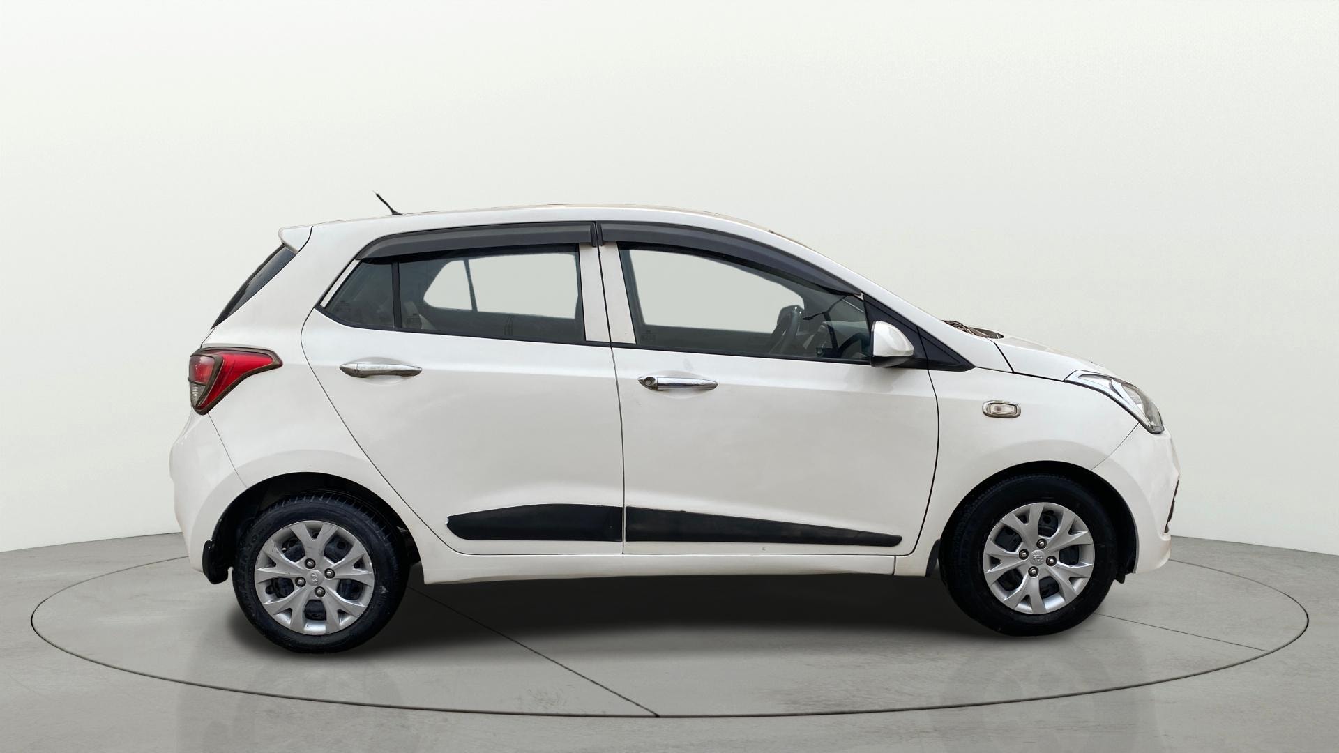 View 2015 Hyundai Grand i10 Magna 1.2 Kappa VTVT Image 8 Used 2015 Hyundai Grand i10 Magna 1.2 Kappa VTVT Image 8