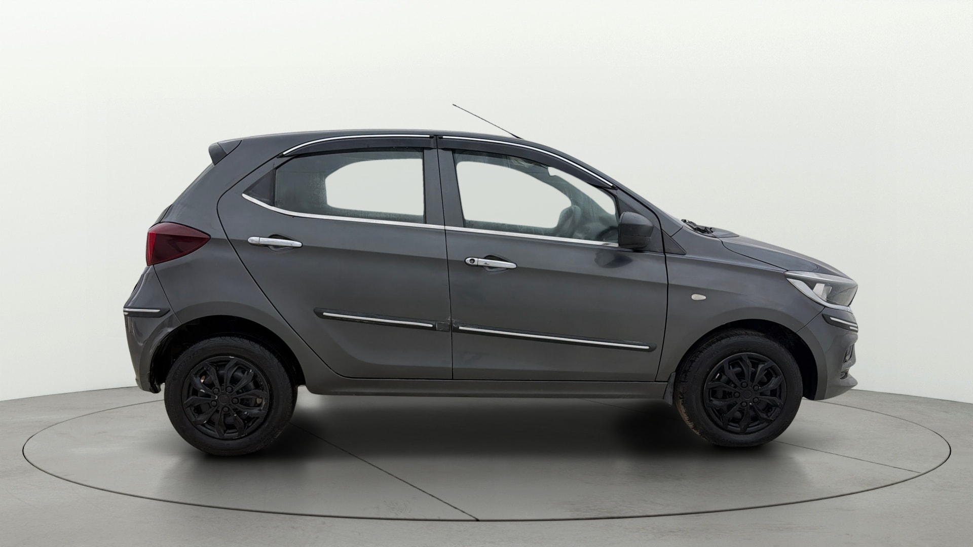 View 2022 Tata Tiago Revotorq XB Image 8 Used 2022 Tata Tiago Revotorq XB Image 8