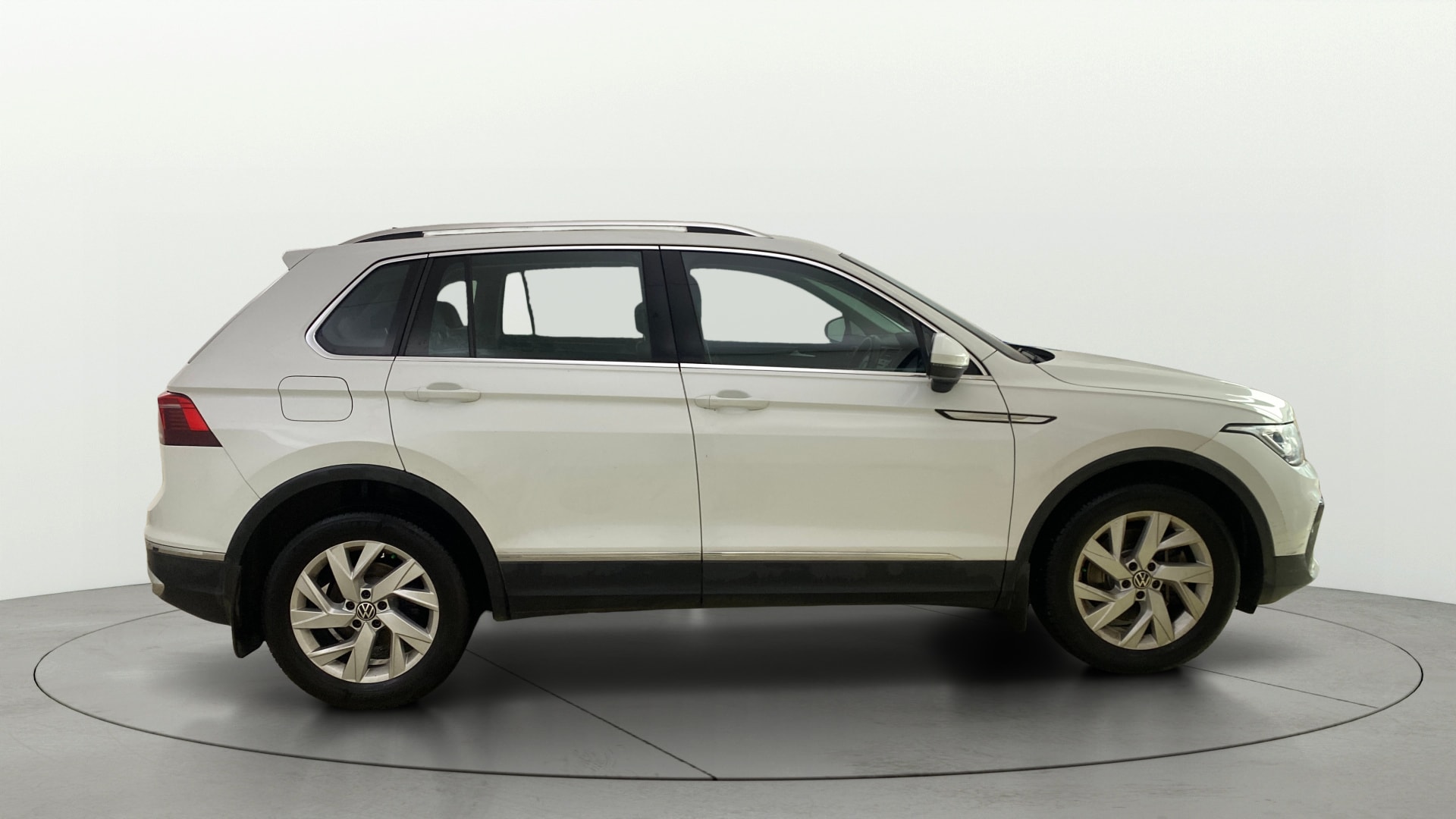 View 2022 Volkswagen Tiguan DSG 4MOTION Comfortline Image 8 Used 2022 Volkswagen Tiguan DSG 4MOTION Comfortline Image 8