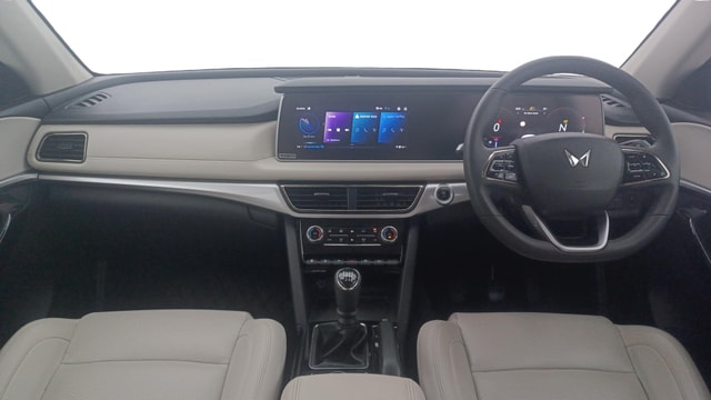 View Mahindra XUV700 Image 32 Used Mahindra XUV700 Image 32