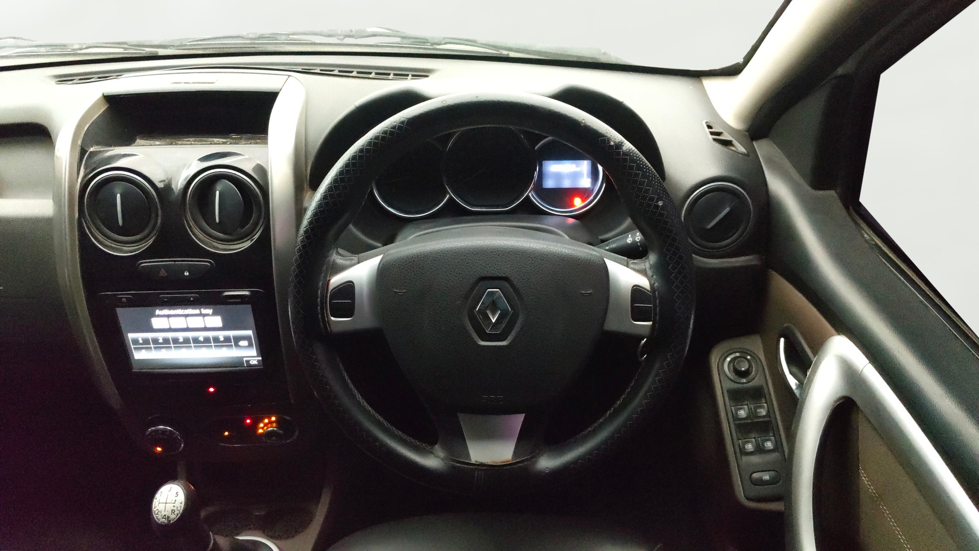 View 2019 Renault Duster Diesel 110PS RXZ AMT Image 20 Used 2019 Renault Duster Diesel 110PS RXZ AMT Image 20