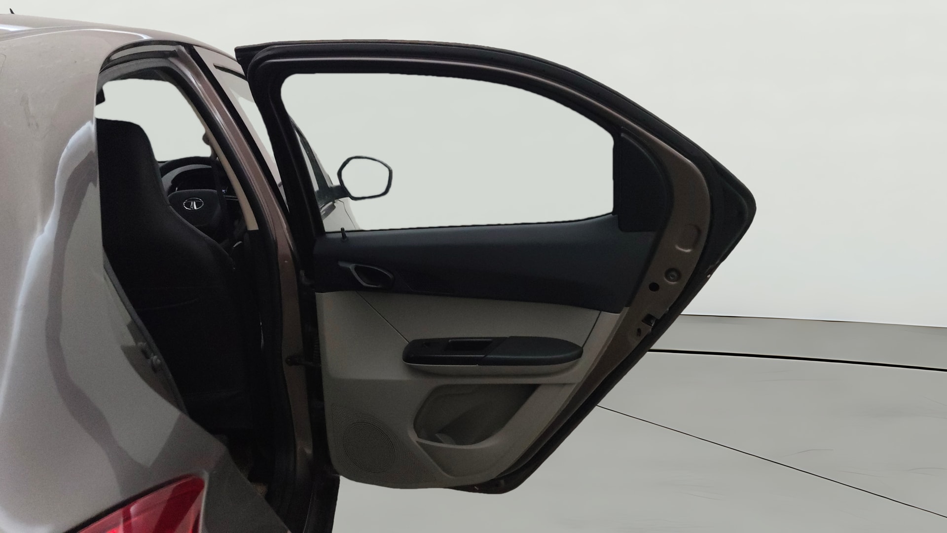 View 2018 Tata Tiago Revotorq XB Image 7 Used 2018 Tata Tiago Revotorq XB Image 7