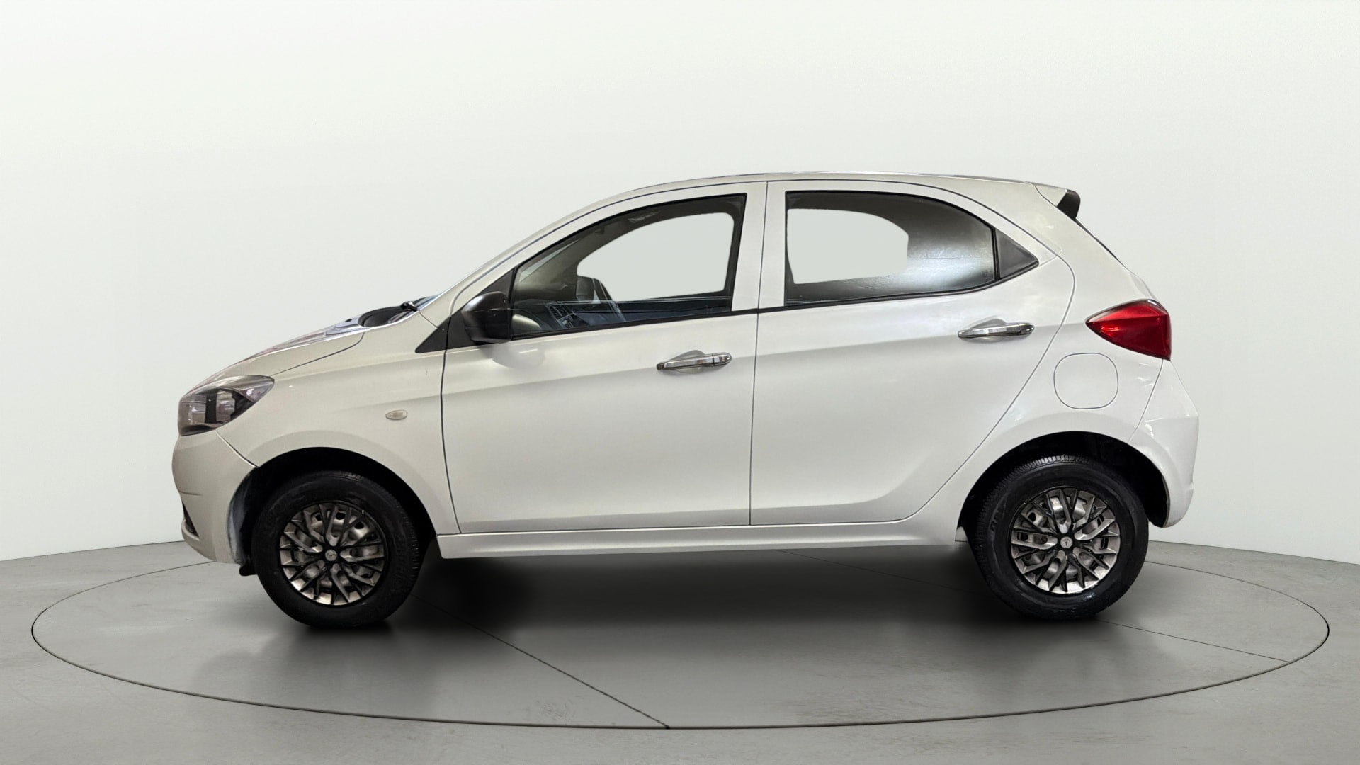 View 2018 Tata Tiago Revotorq XB Image 5 Used 2018 Tata Tiago Revotorq XB Image 5