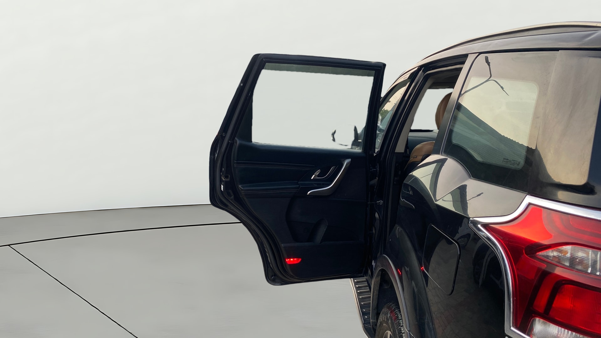 View 2018 Mahindra XUV500 W11 AT Image 16 Used 2018 Mahindra XUV500 W11 AT Image 16