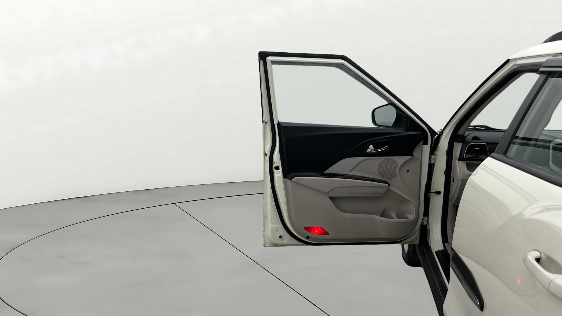 View 2021 Mahindra XUV300 W4 Petrol BS IV Image 32 Used 2021 Mahindra XUV300 W4 Petrol BS IV Image 32