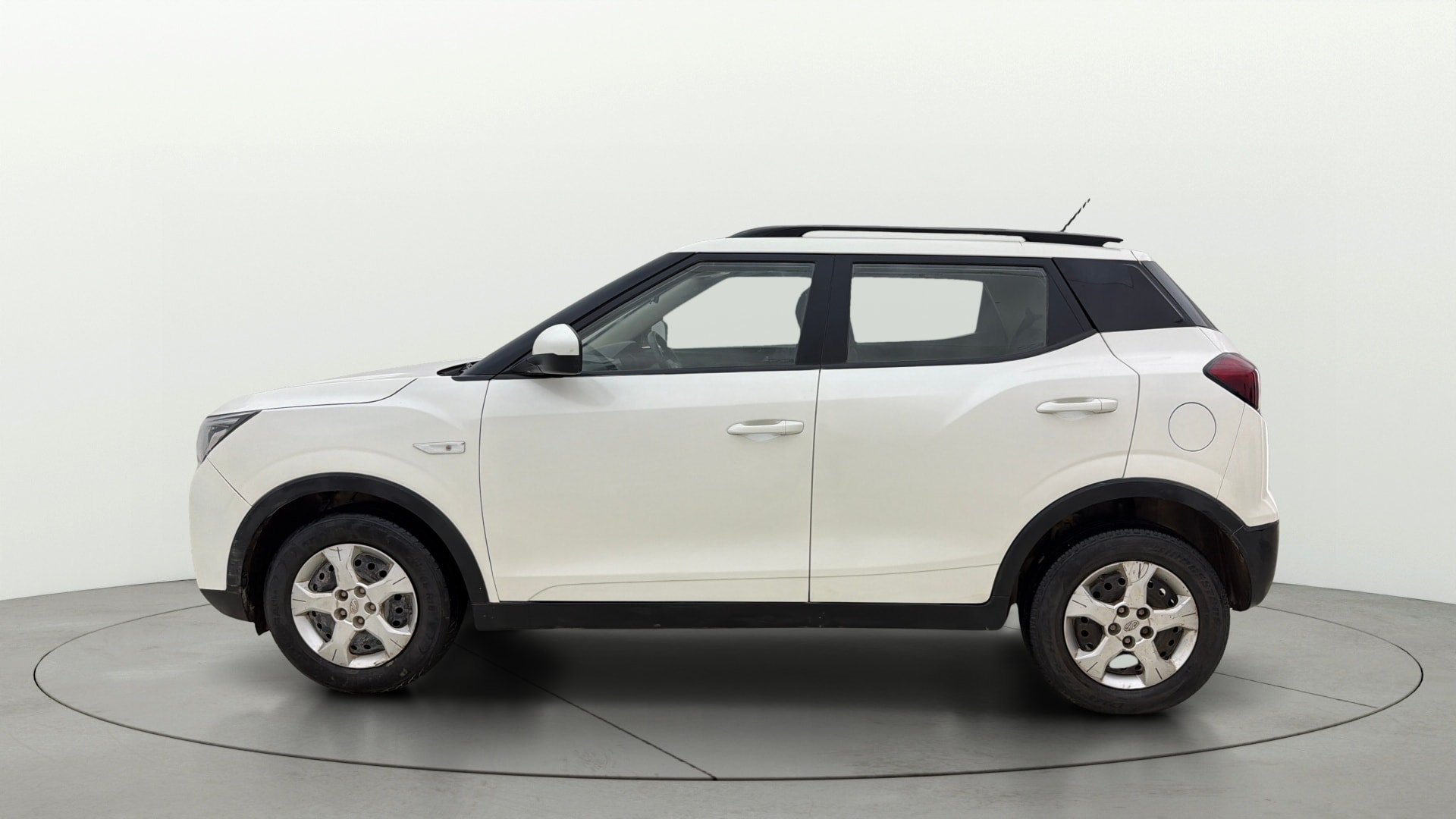 View 2022 Mahindra XUV300 W4 Petrol BS IV Image 5 Used 2022 Mahindra XUV300 W4 Petrol BS IV Image 5