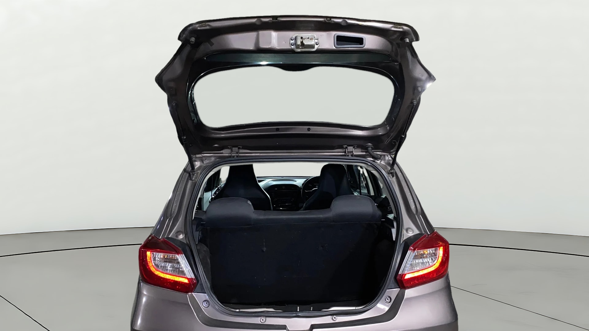 View 2018 Tata Tiago Revotorq XB Image 16 Used 2018 Tata Tiago Revotorq XB Image 16
