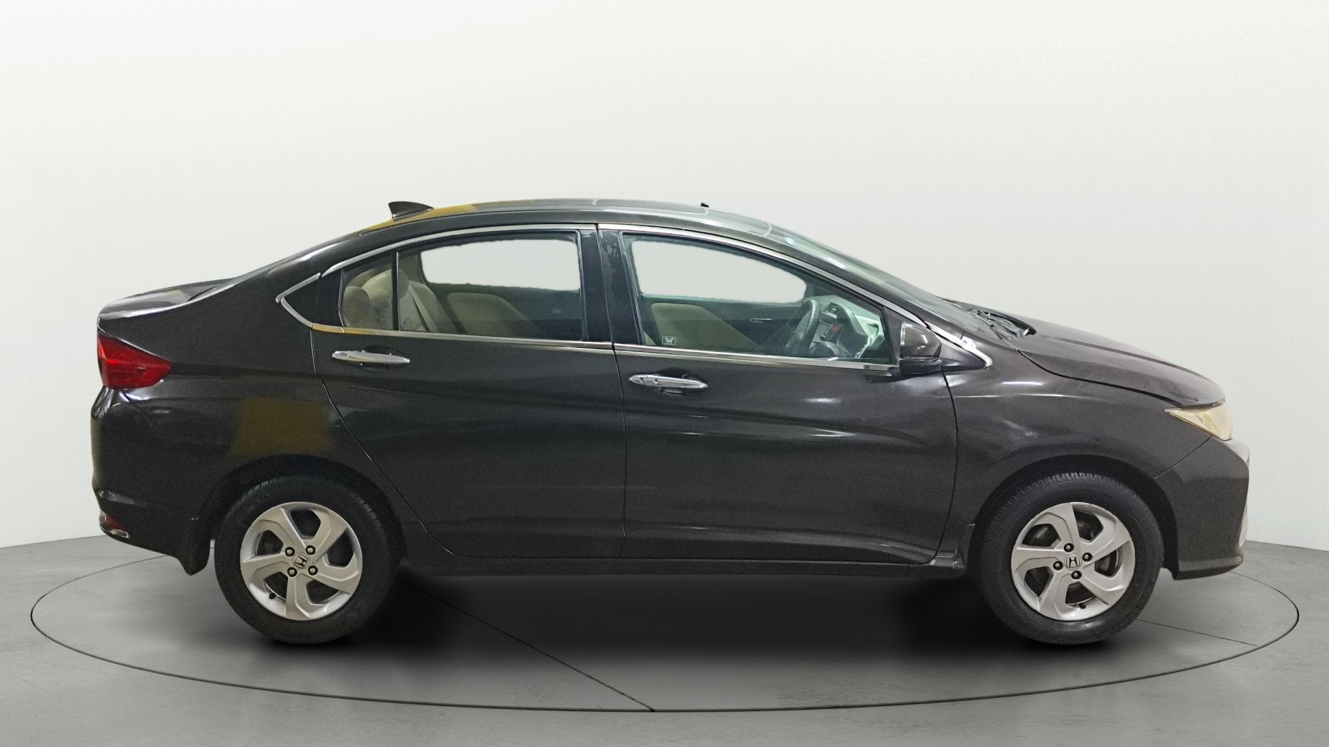 View 2015 Honda City ZX MT Diesel Anniversary Edition Image 9 Used 2015 Honda City ZX MT Diesel Anniversary Edition Image 9
