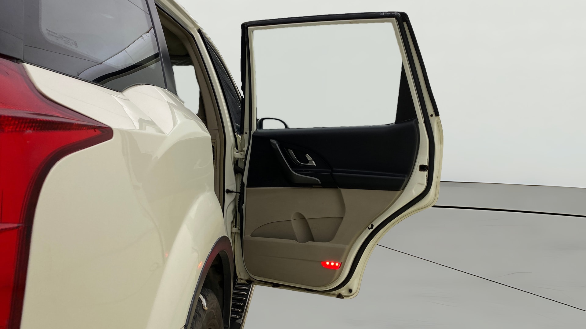 View 2015 Mahindra XUV500 W10 FWD Image 6 Used 2015 Mahindra XUV500 W10 FWD Image 6