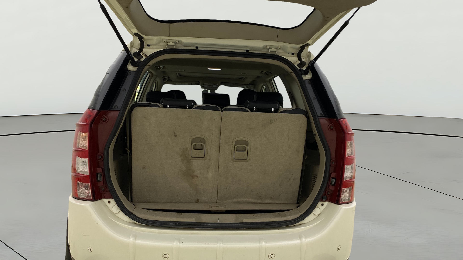 View 2015 Mahindra XUV500 W10 FWD Image 43 Used 2015 Mahindra XUV500 W10 FWD Image 43