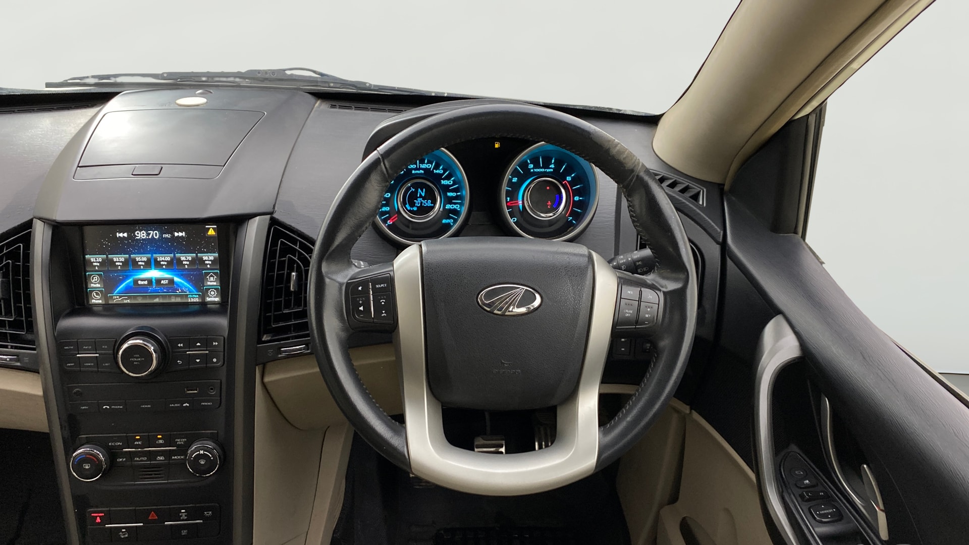 View 2015 Mahindra XUV500 W10 FWD Image 14 Used 2015 Mahindra XUV500 W10 FWD Image 14