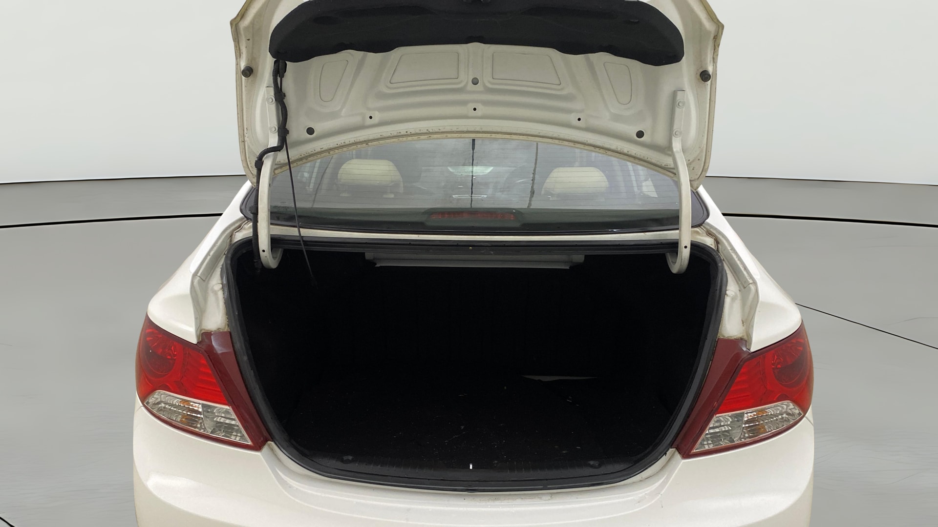 View 2014 Hyundai Fluidic Verna 1.6 VTVT SX Image 37 Used 2014 Hyundai Fluidic Verna 1.6 VTVT SX Image 37