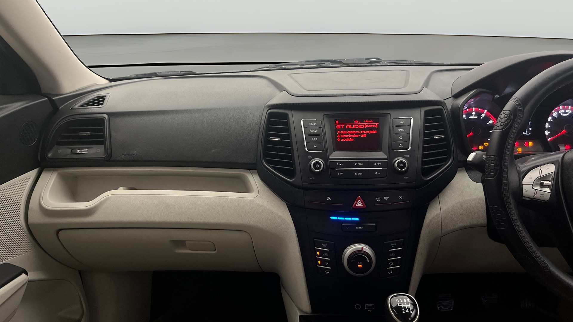 View 2024 Mahindra XUV300 W4 Petrol BS IV Image 17 Used 2024 Mahindra XUV300 W4 Petrol BS IV Image 17