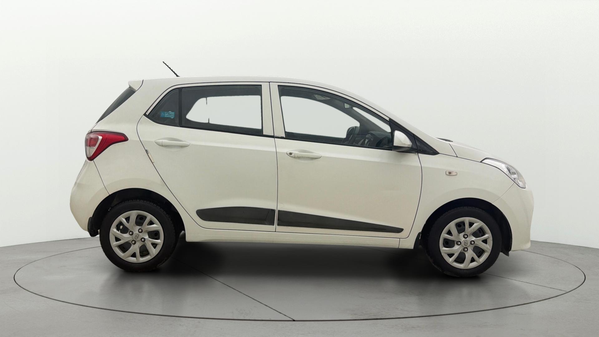 View 2017 Hyundai Grand i10 1.2 Magna Petrol AT Image 8 Used 2017 Hyundai Grand i10 1.2 Magna Petrol AT Image 8