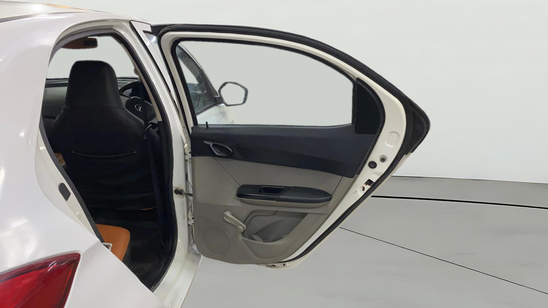 View 2018 Tata Tiago Revotorq XB Image 7 Used 2018 Tata Tiago Revotorq XB Image 7