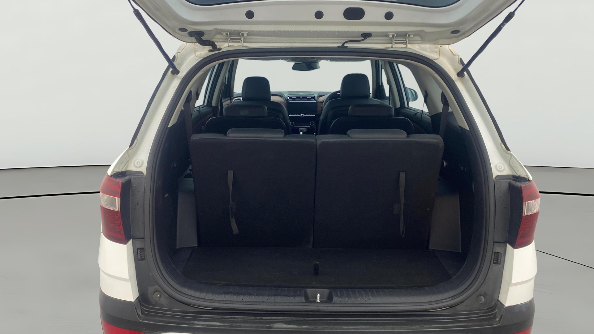 View 2023 Hyundai Alcazar Prestige 6 Seater MT Petrol Image 43 Used 2023 Hyundai Alcazar Prestige 6 Seater MT Petrol Image 43