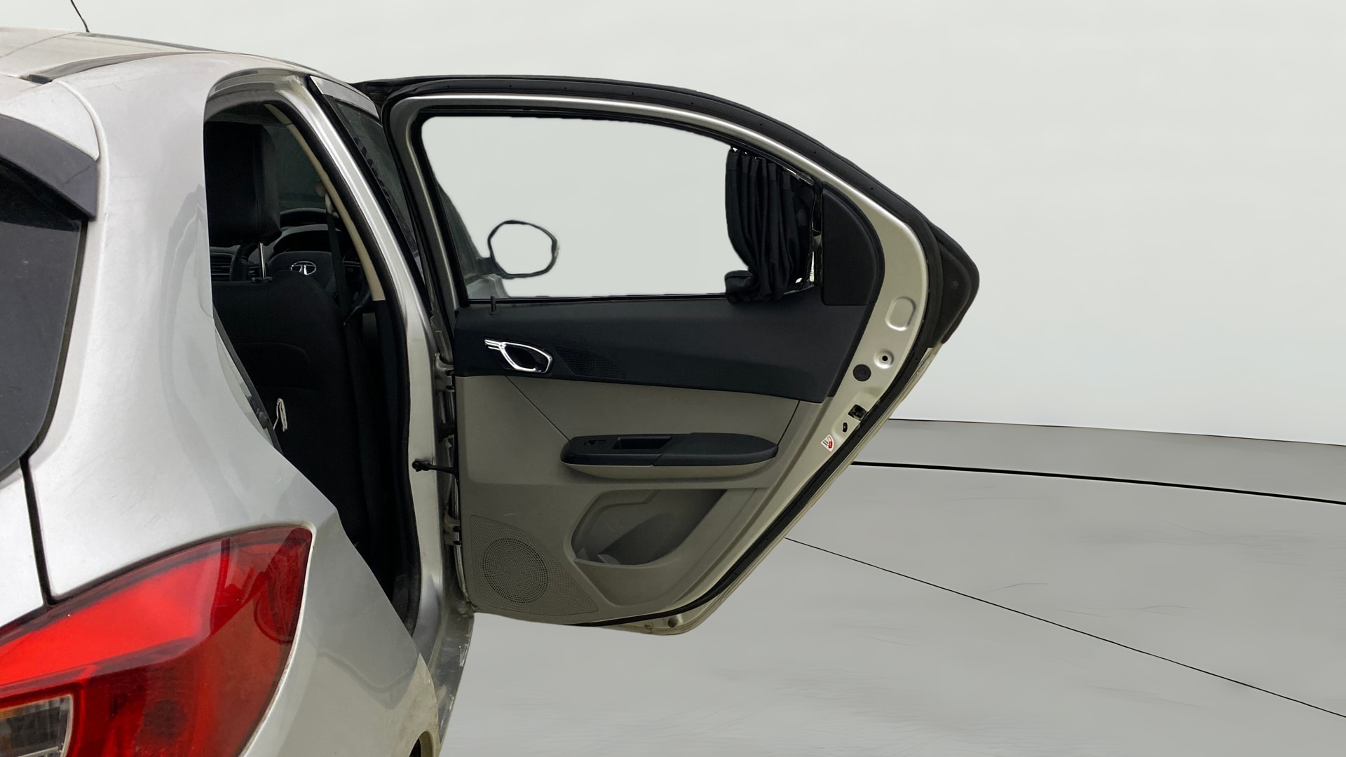 View 2018 Tata Tiago Revotorq XB Image 7 Used 2018 Tata Tiago Revotorq XB Image 7