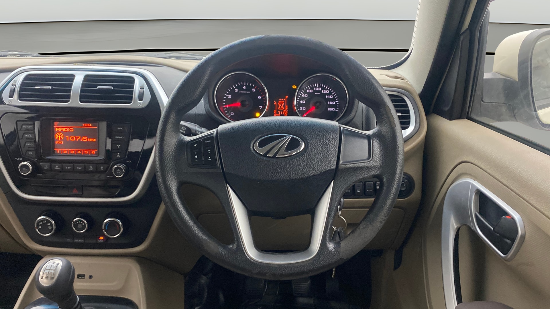 View 2018 Mahindra TUV300 T8 Image 14 Used 2018 Mahindra TUV300 T8 Image 14