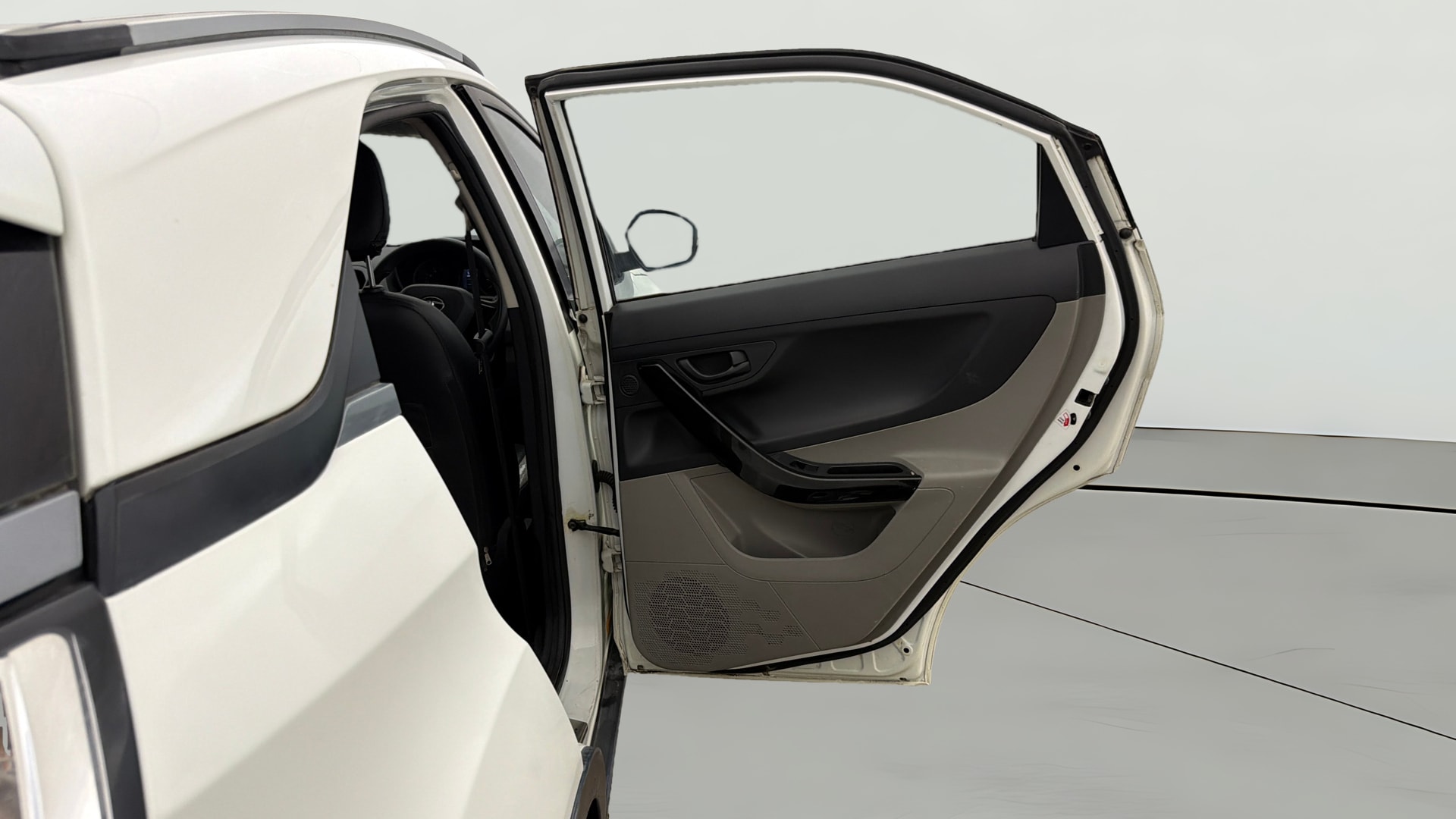 View 2018 Tata Nexon Revotron XT Image 7 Used 2018 Tata Nexon Revotron XT Image 7