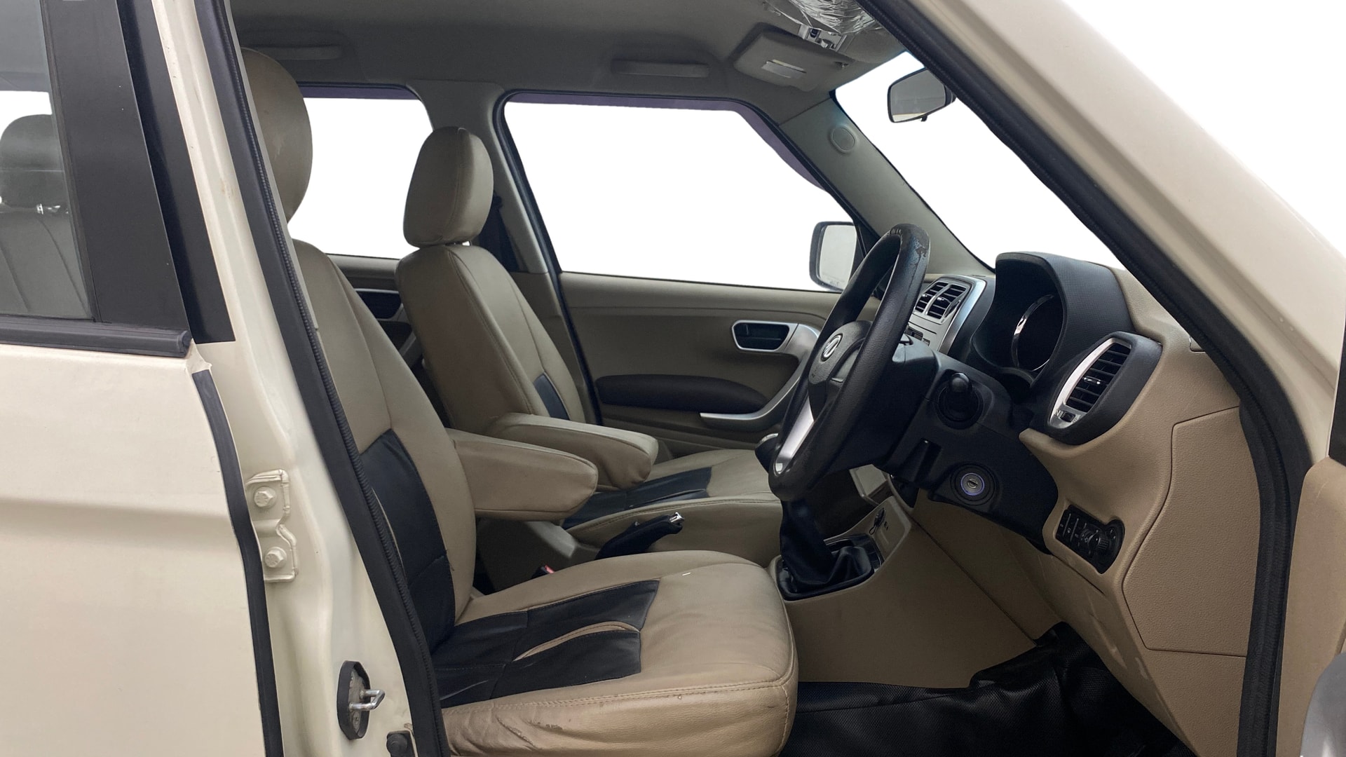 View 2018 Mahindra TUV300 T8 Image 18 Used 2018 Mahindra TUV300 T8 Image 18