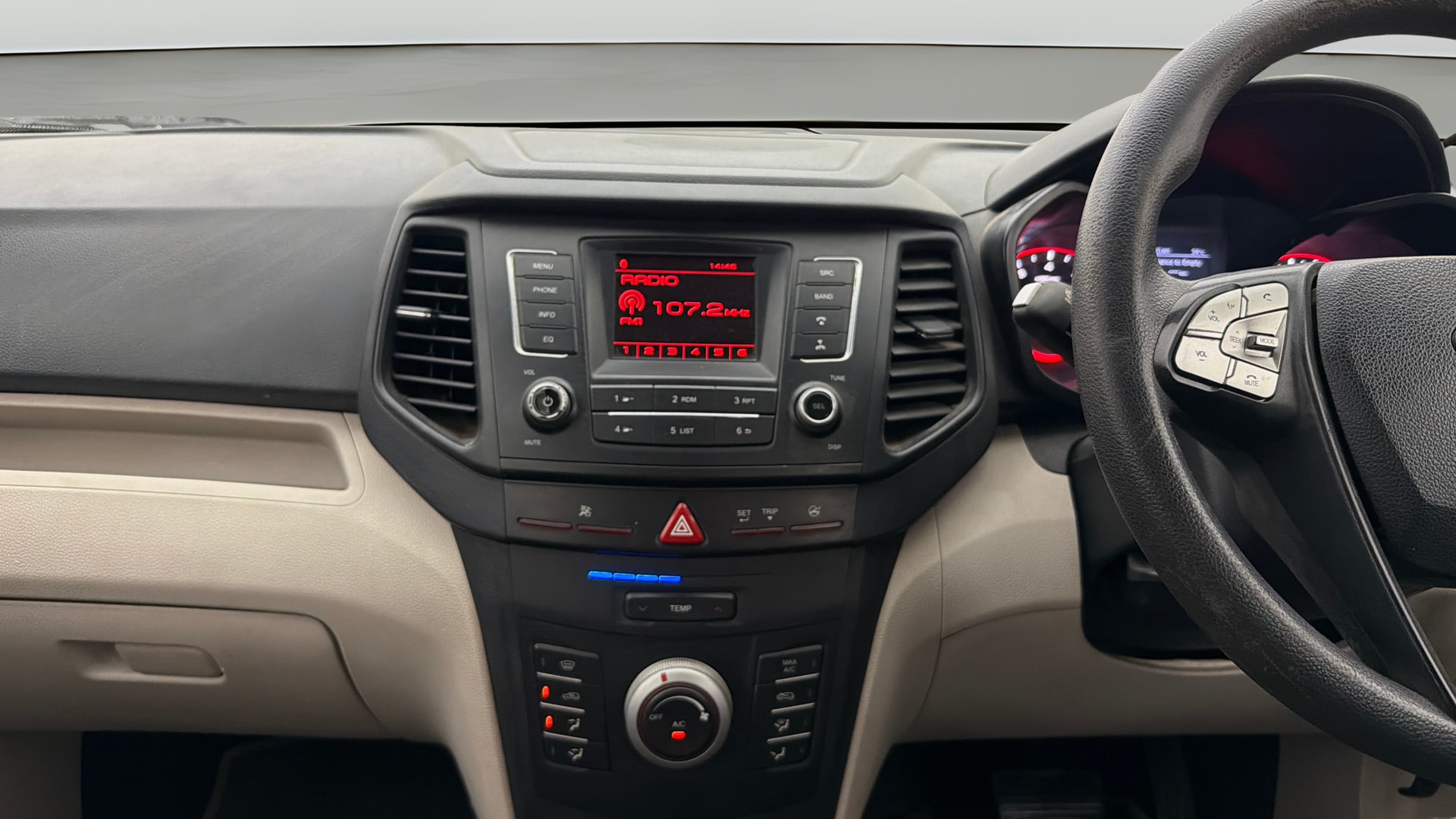 View 2022 Mahindra XUV300 W4 Petrol BS IV Image 17 Used 2022 Mahindra XUV300 W4 Petrol BS IV Image 17
