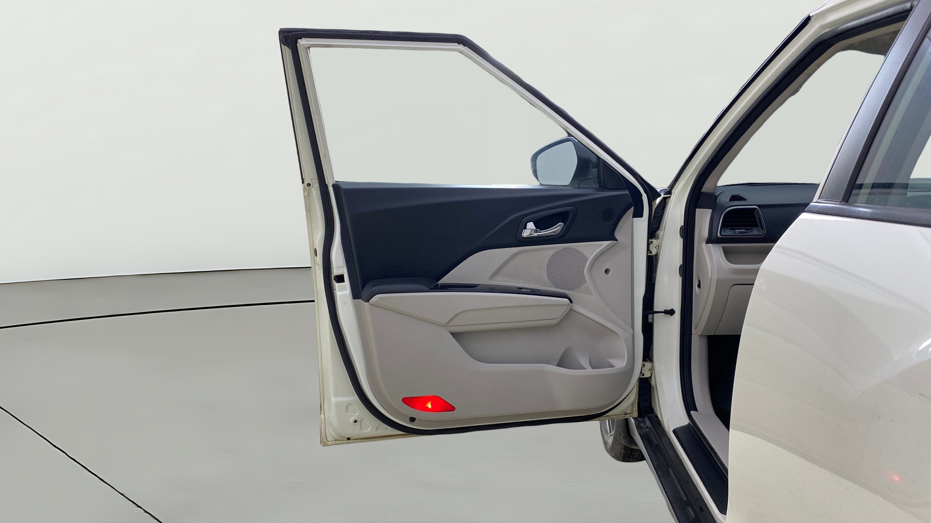 View 2019 Mahindra XUV300 W4 Petrol BS IV Image 39 Used 2019 Mahindra XUV300 W4 Petrol BS IV Image 39