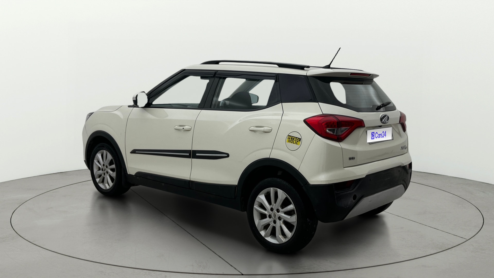 View 2021 Mahindra XUV300 W4 Petrol BS IV Image 2 Used 2021 Mahindra XUV300 W4 Petrol BS IV Image 2