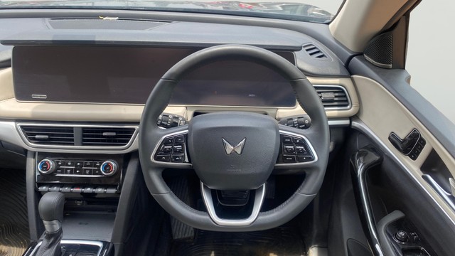 View Mahindra XUV700 Image 14 Used Mahindra XUV700 Image 14