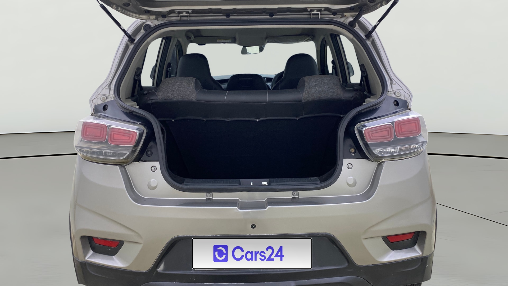 View 2018 Mahindra KUV100 K2 Petrol BS IV Image 37 Used 2018 Mahindra KUV100 K2 Petrol BS IV Image 37
