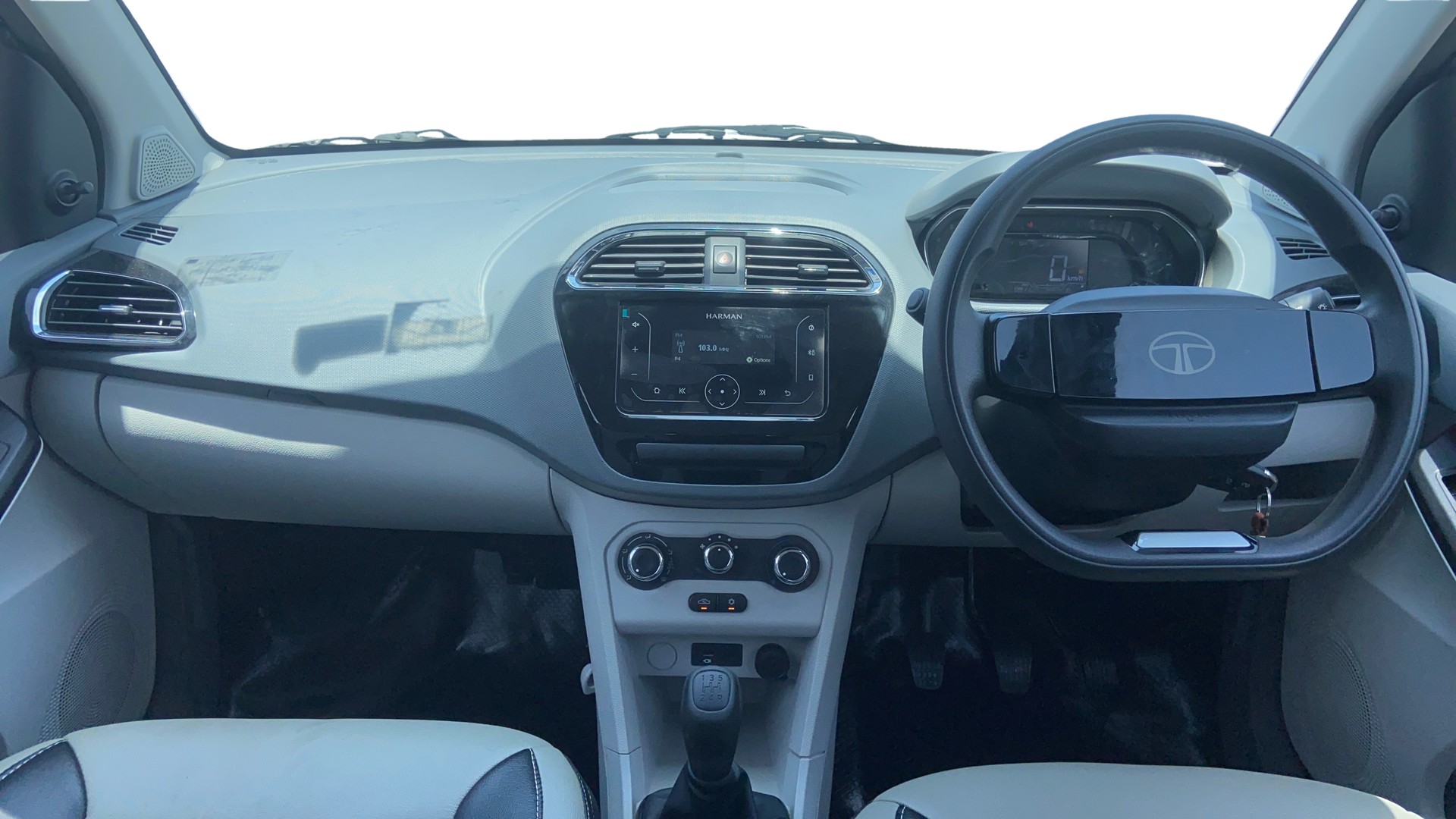 View 2025 Tata Tiago Revotorq XB Image 15 Used 2025 Tata Tiago Revotorq XB Image 15