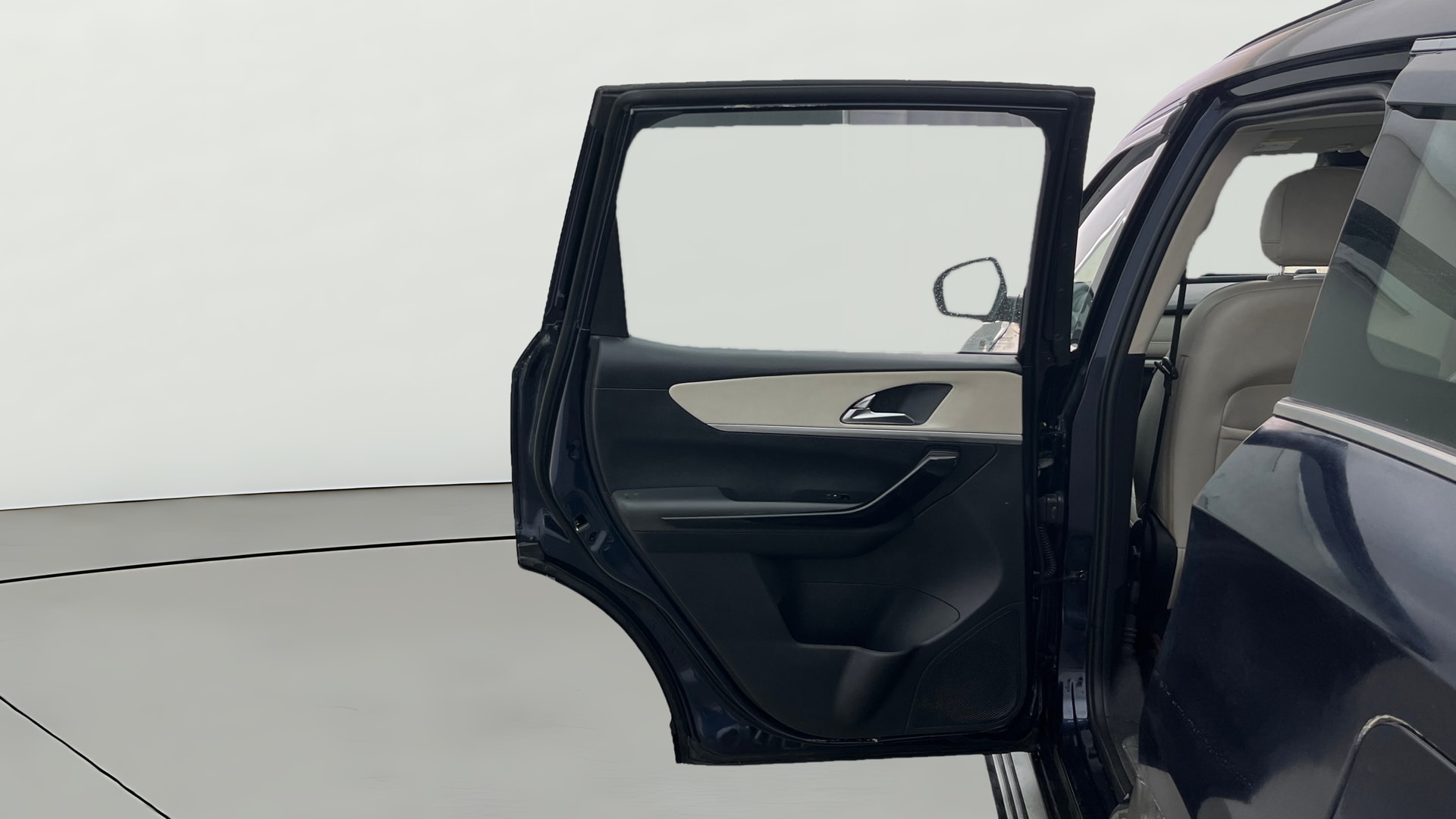 View 2022 Mahindra XUV700 MX Petrol 5 STR Image 16 Used 2022 Mahindra XUV700 MX Petrol 5 STR Image 16