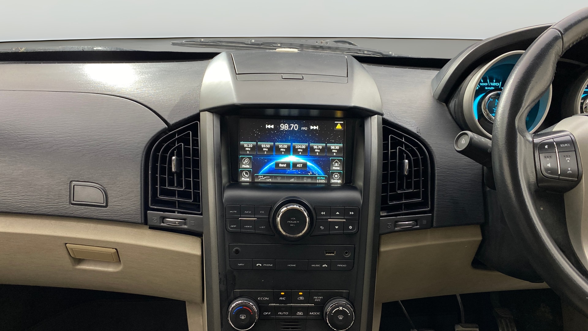View 2015 Mahindra XUV500 W10 FWD Image 34 Used 2015 Mahindra XUV500 W10 FWD Image 34