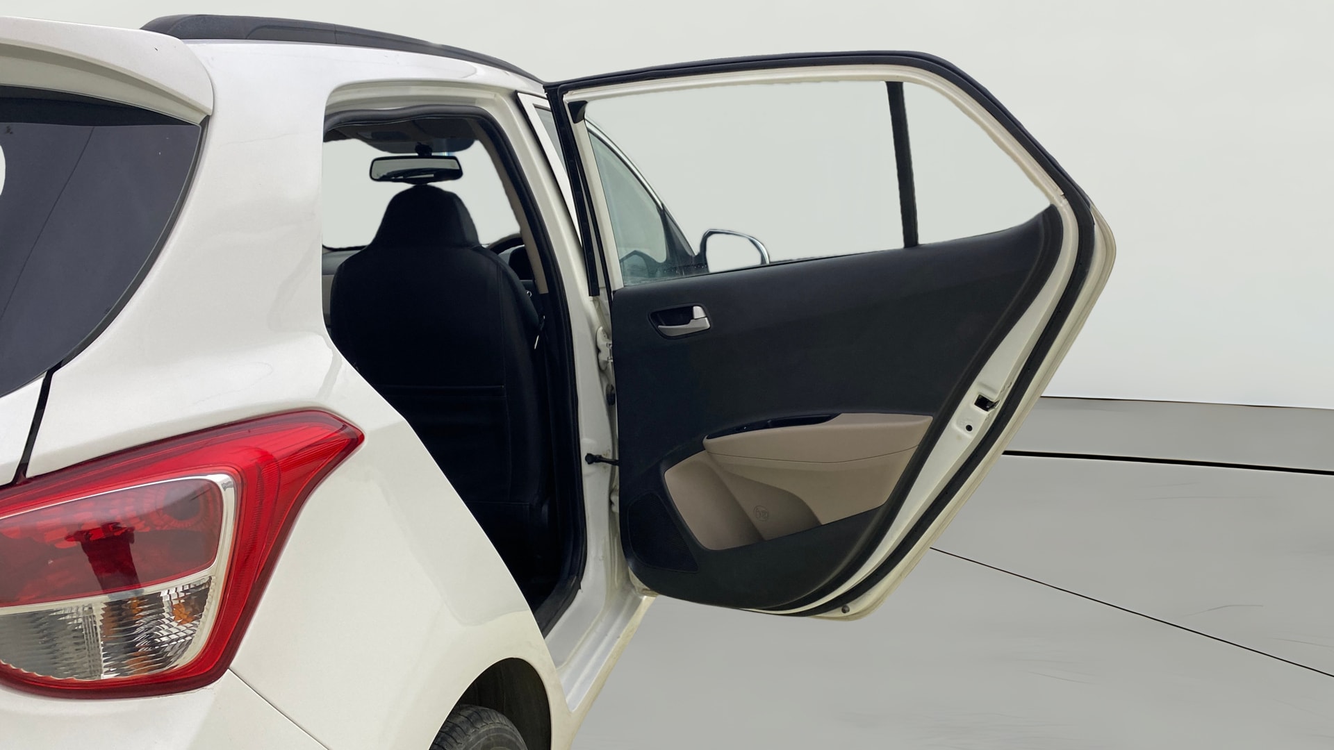 View 2015 Hyundai Grand i10 Asta AT 1.2 Kappa VTVT Image 7 Used 2015 Hyundai Grand i10 Asta AT 1.2 Kappa VTVT Image 7