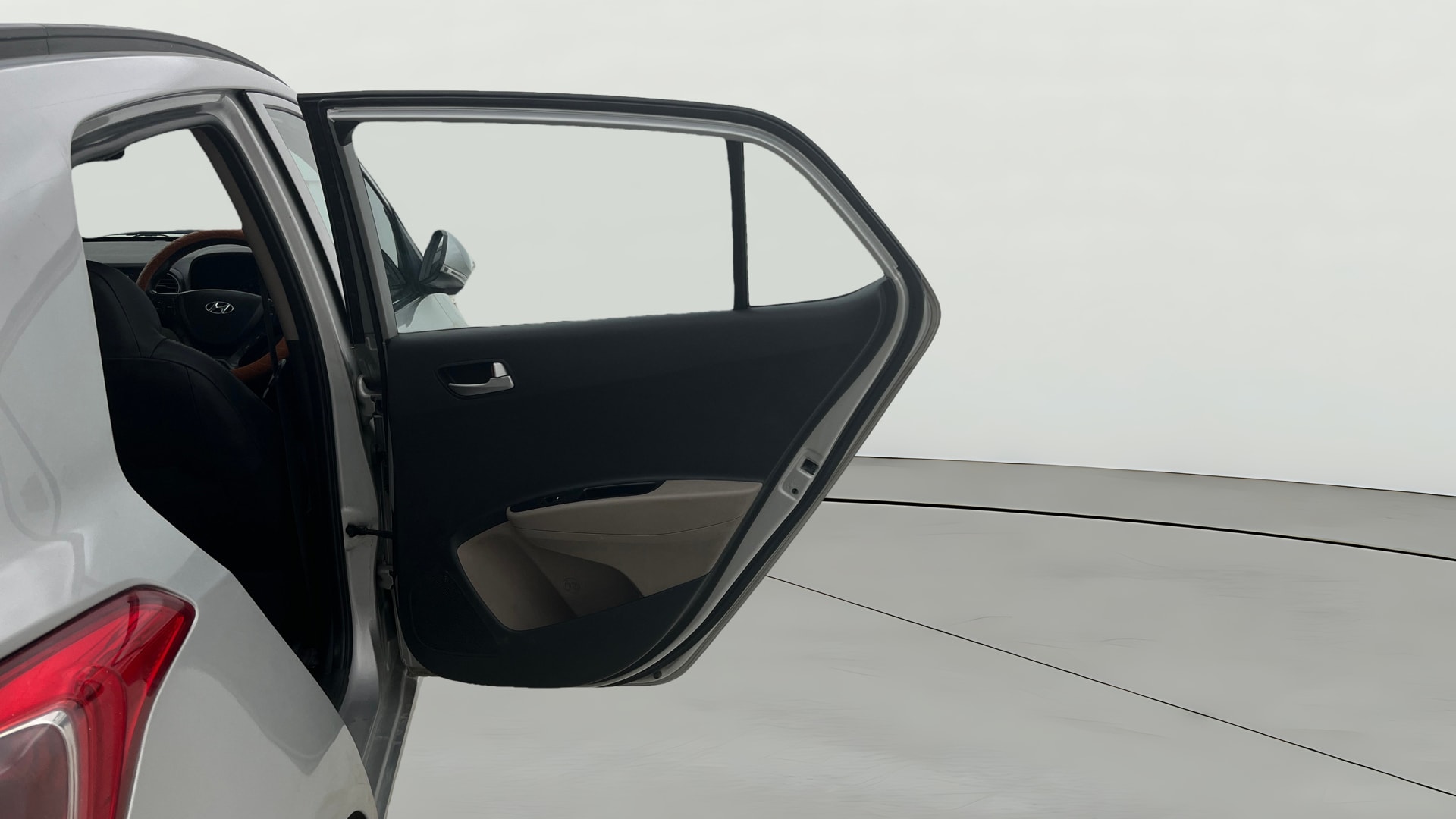View 2015 Hyundai Grand i10 Asta AT 1.2 Kappa VTVT Image 8 Used 2015 Hyundai Grand i10 Asta AT 1.2 Kappa VTVT Image 8